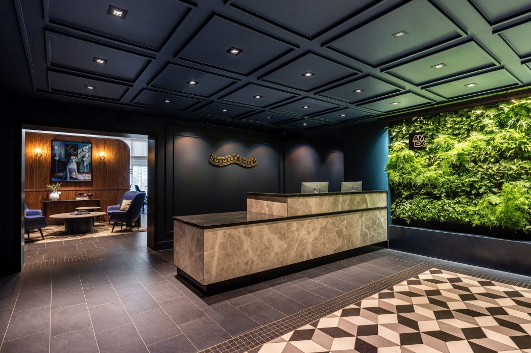 Entree zoals elke Centurionlounge: geboomte aan de muur