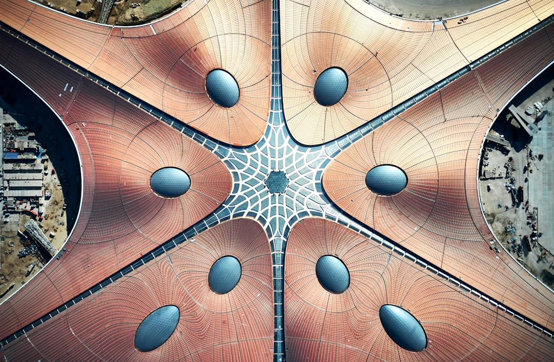 Gek plaatje van een hypermoderne luchthaven